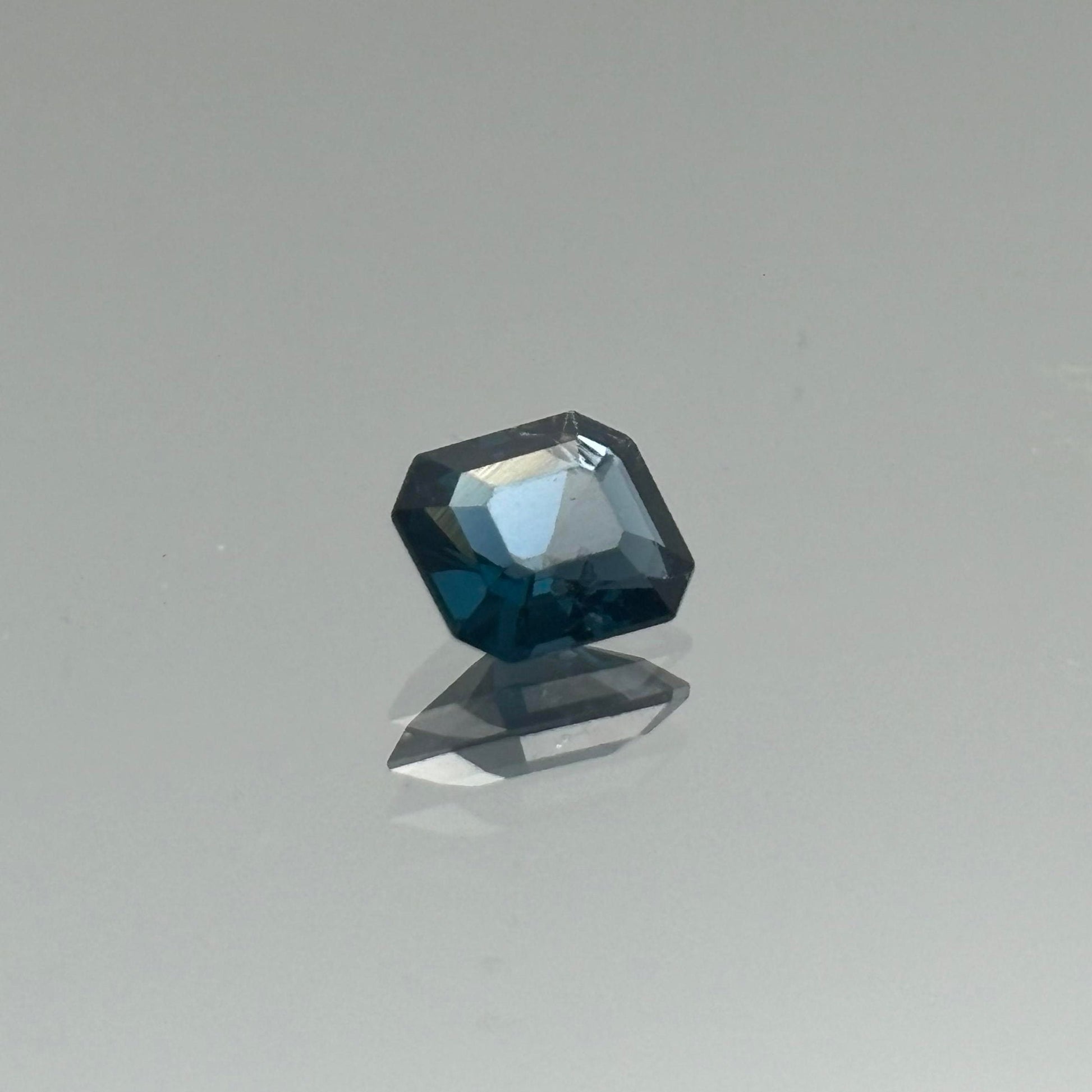 Blue Spinel 0.91 Carats - Spinel Gem Therapy