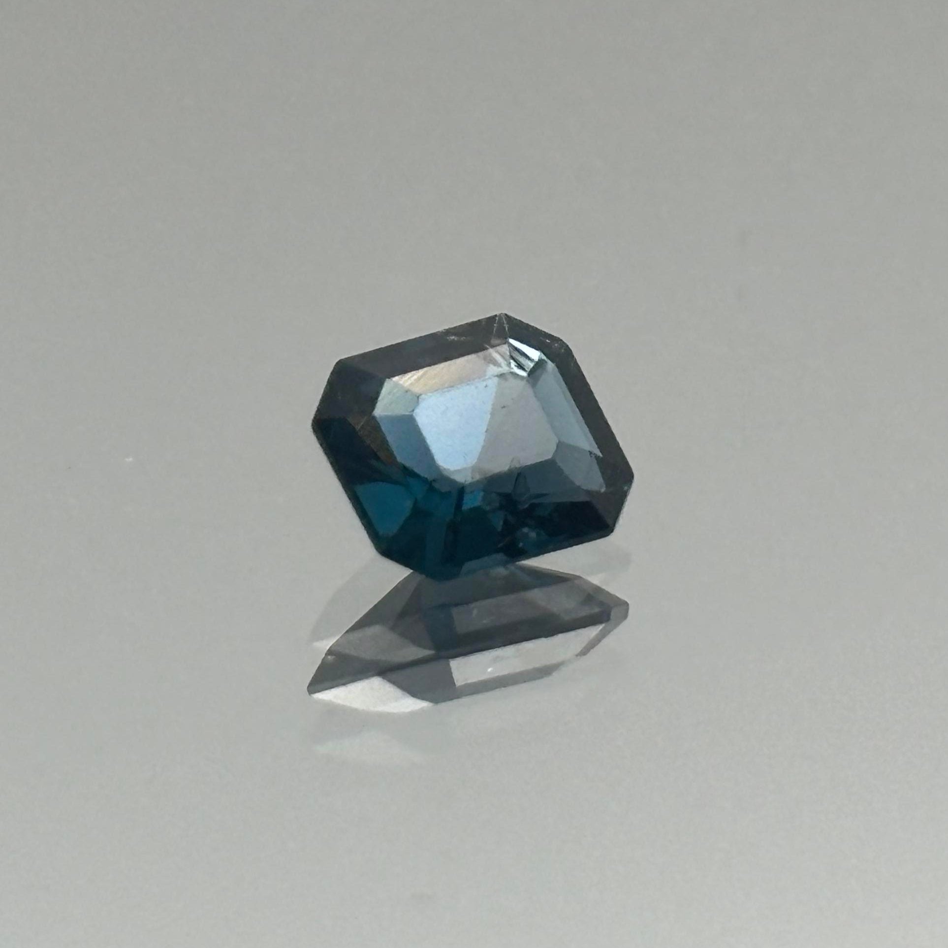 Blue Spinel 0.91 Carats - Spinel Gem Therapy