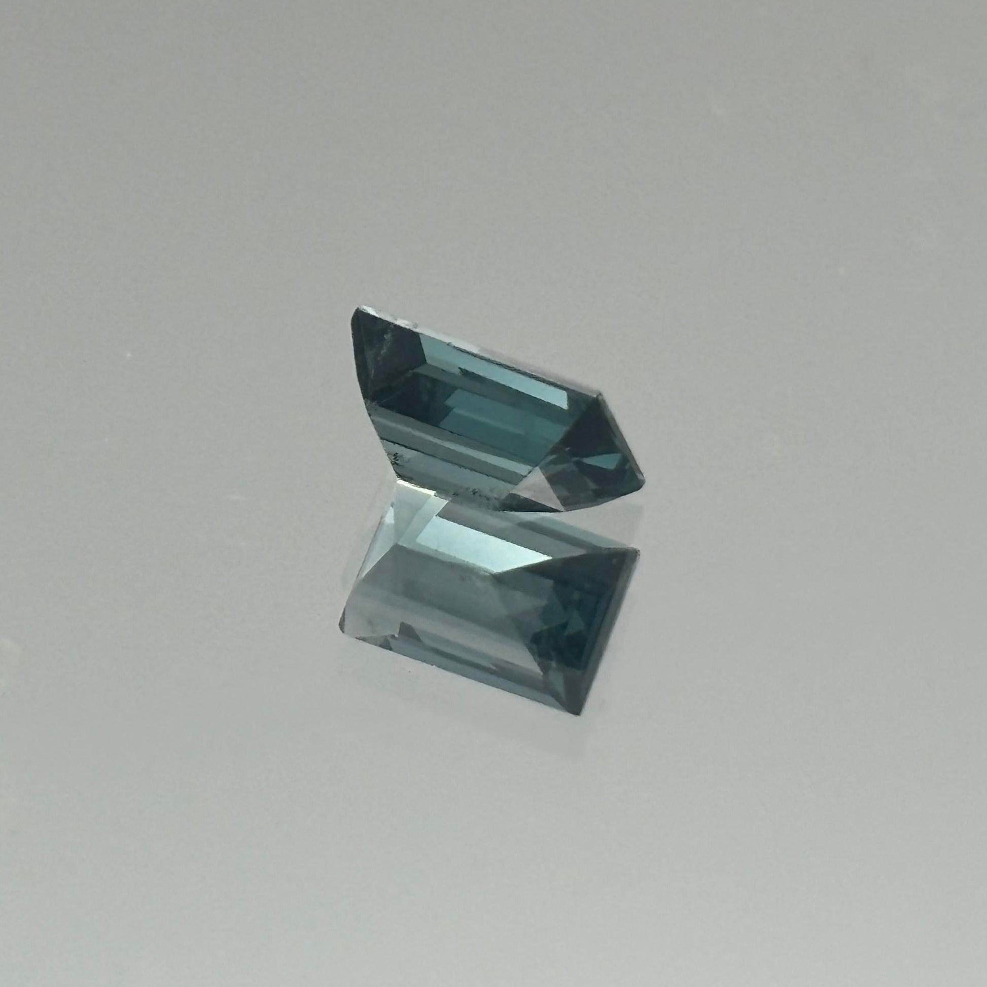 Peacock Blue Spinel 0.96 Carats - Spinel Gem Therapy