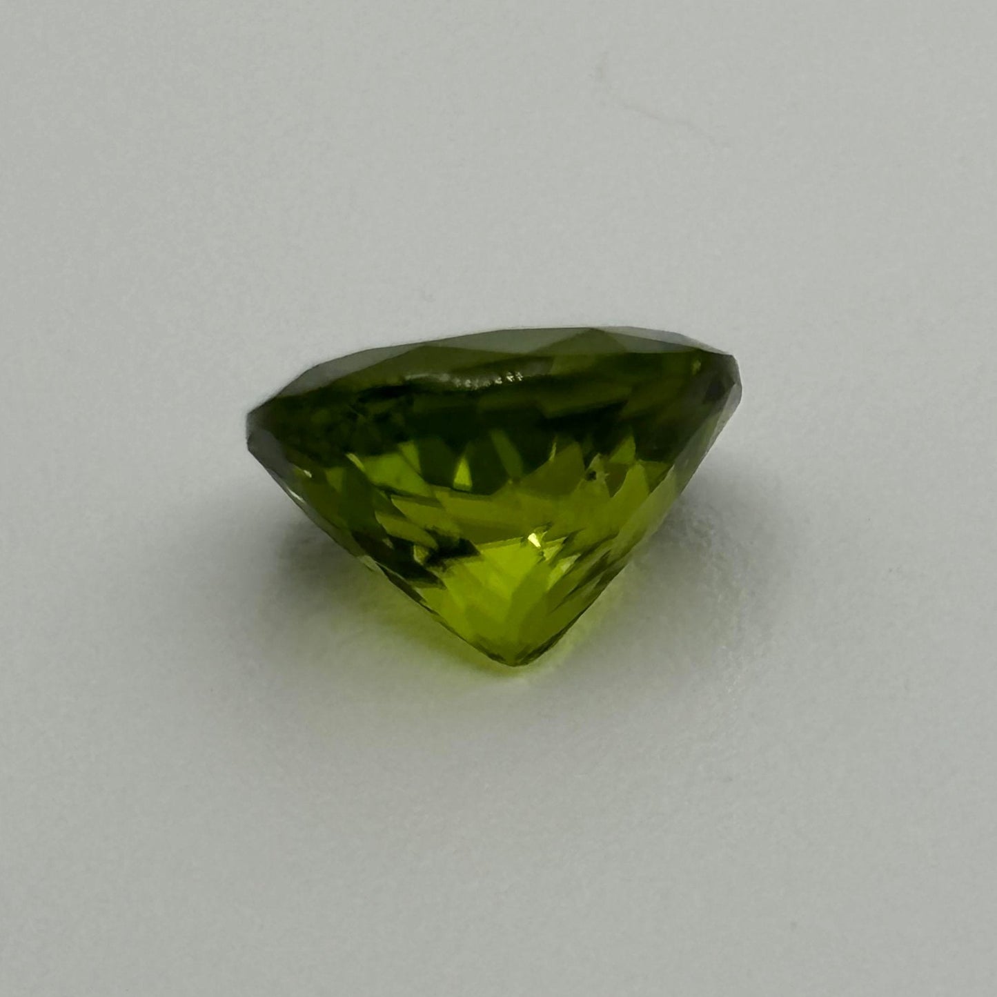 Peridot 4.54 Carats - Spinel Gem Therapy