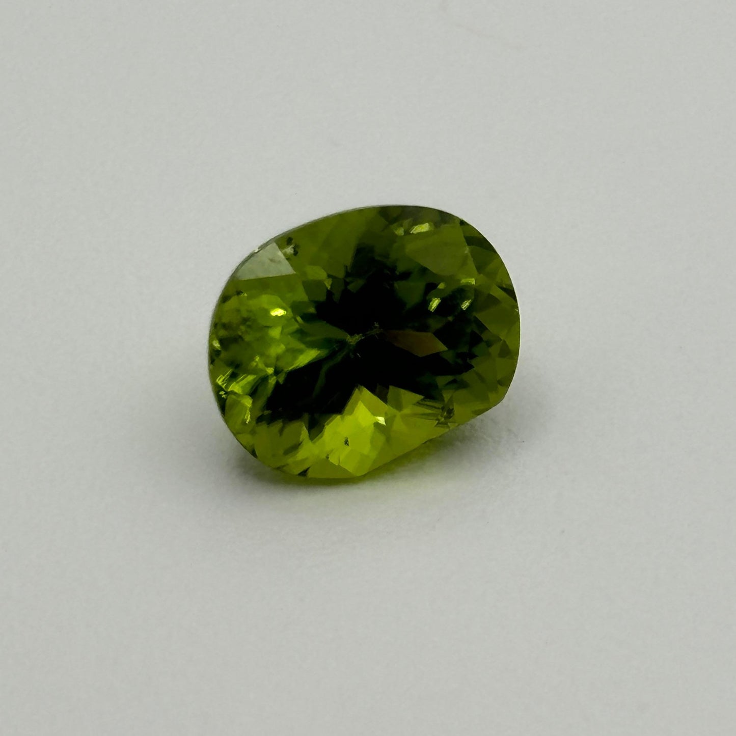 Peridot 4.54 Carats - Spinel Gem Therapy